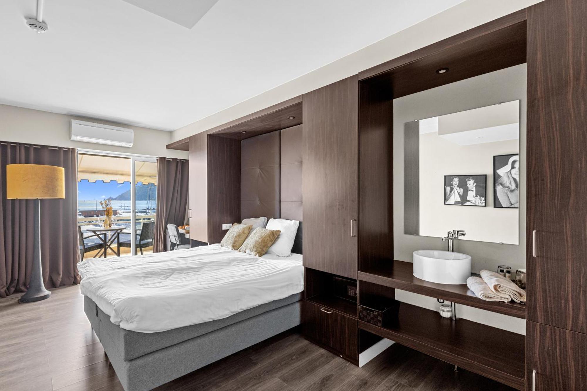 Riviera Beach Hotel Мандельє-ла-Напуль Екстер'єр фото